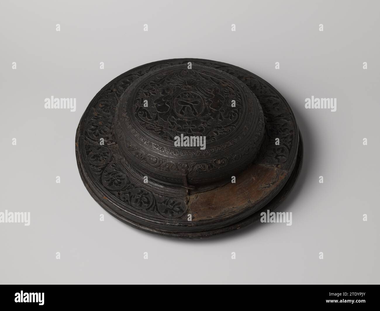 Foedraal per due scale piane, anonime, 1500 - 1600 murale di legno con cuoio nero esagerato e costituito da tre pezzi: 1. Il suolo: Dal basso con apprendistato decorato e rivestito all'interno con pelle di camoscio; 2. il pezzo della borsa: coperchio del fondo, coperto da pelle di camoscio dal basso; bordo riccamente decorato con ornamenti a foglia pressata e tagliata; 3. Il coperchio: Con cerniera in ferro con tre ganci e decorato con gli stessi ornamenti con uno scudo su cui due zampe di cavallo incrociate. Lo scudo è contenuto in un cartiglio, composto da due schiena l'una dell'altra. L Foto Stock