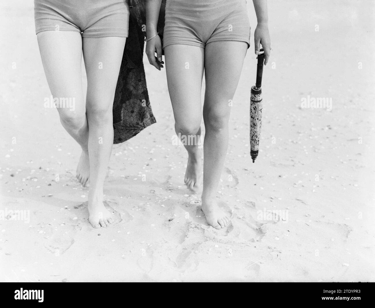Eva Waldschmidt e Nell Langlais camminano nella sabbia (due donne camminano nella sabbia) CA. 1932 Foto Stock