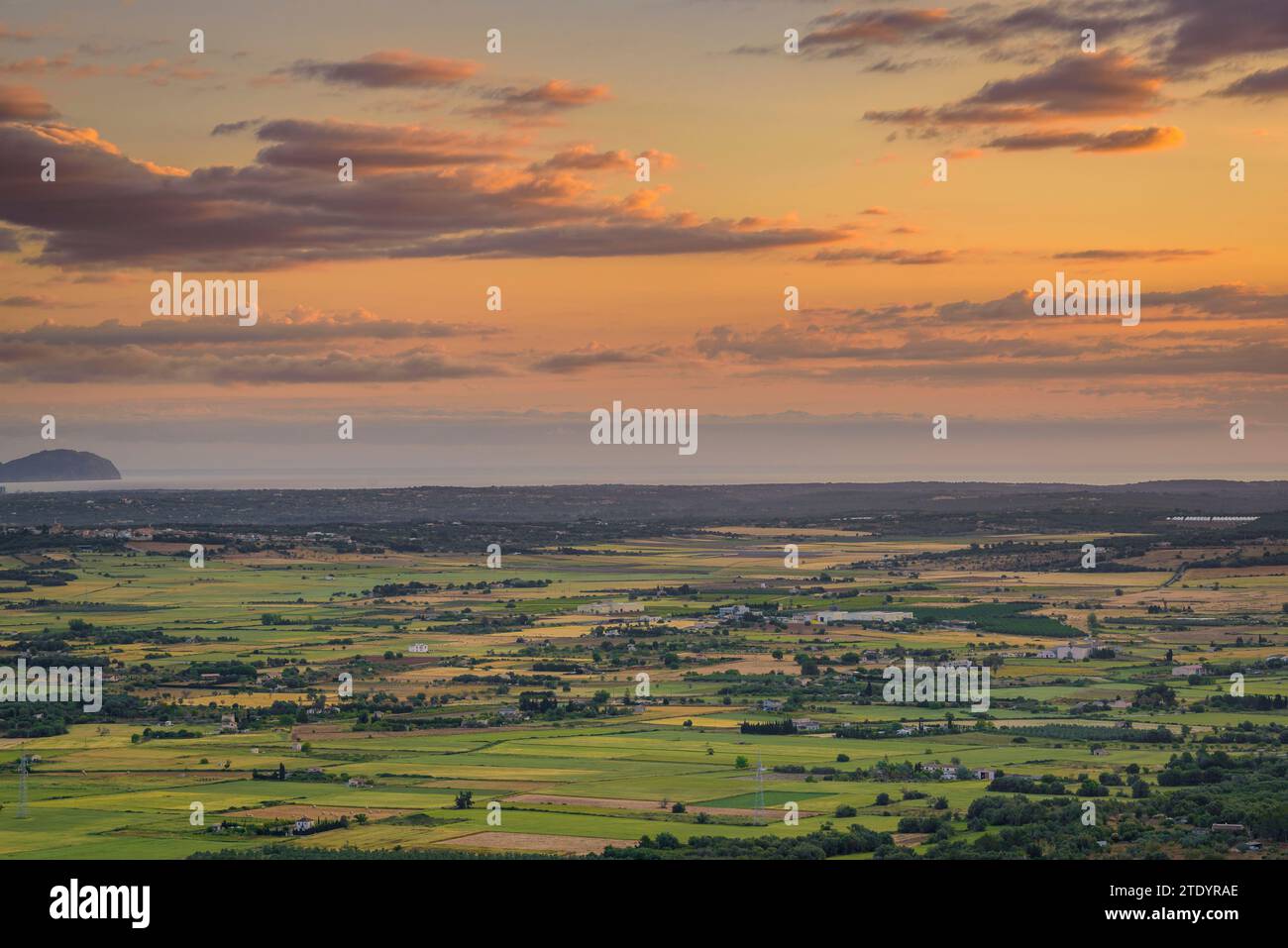 Alba vista dal santuario di Bonany guardando verso la regione di Pla de Mallorca e la baia di Alcúdia sullo sfondo (Maiorca, Isole Baleari) Foto Stock