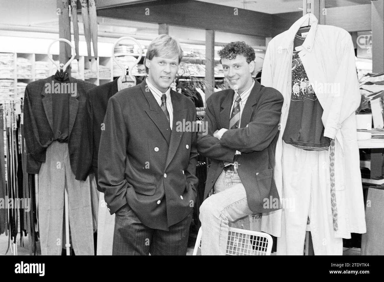Peter Douglas con Mr. Toys nel negozio di abbigliamento Henssen [Hensen, Paarlaarsteeg 1], negozi e chioschi, 18-09-1987, Whizgle News from the Past, su misura per il futuro. Esplora le narrazioni storiche, l'immagine dell'agenzia olandese olandese con una prospettiva moderna, colmando il divario tra gli eventi di ieri e quelli di domani. Un viaggio senza tempo che delinea le storie che plasmano il nostro futuro. Foto Stock
