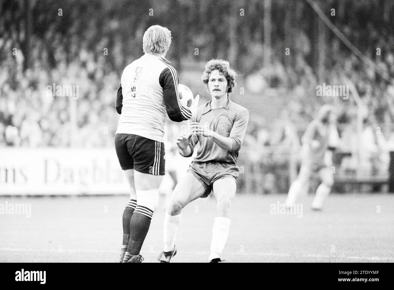 Partita di calcio Haarlem - Ajax, Haarlem, Paesi Bassi, 14-10-1979, Whizgle News from the Past, su misura per il futuro. Esplora le narrazioni storiche, l'immagine dell'agenzia olandese olandese con una prospettiva moderna, colmando il divario tra gli eventi di ieri e quelli di domani. Un viaggio senza tempo che delinea le storie che plasmano il nostro futuro. Foto Stock