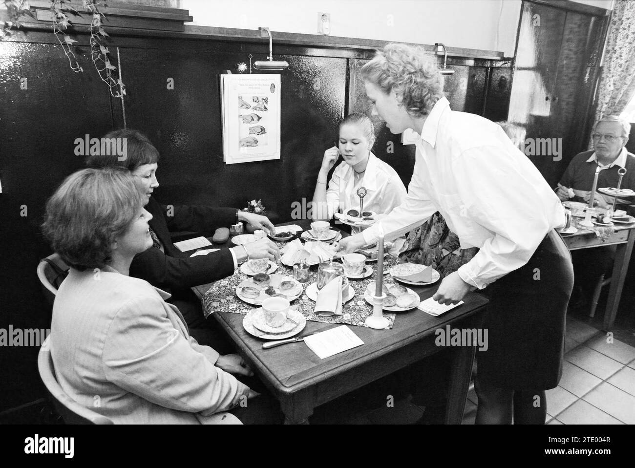 High Tea a ma Browns, Haarlem [Nieuwe Groenmarkt 31], Haarlem, Paesi Bassi, 18-10-1997, Whizgle News from the Past, su misura per il futuro. Esplora le narrazioni storiche, l'immagine dell'agenzia olandese olandese con una prospettiva moderna, colmando il divario tra gli eventi di ieri e quelli di domani. Un viaggio senza tempo che delinea le storie che plasmano il nostro futuro. Foto Stock