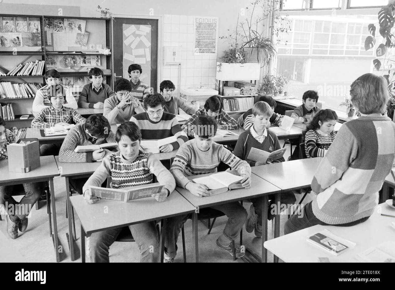 Classe di non madrelingua[n], Hugo de Groot mavo, IJmuiden, Scholieren, 22-02-1984, Whizgle News from the Past, su misura per il futuro. Esplora le narrazioni storiche, l'immagine dell'agenzia olandese olandese con una prospettiva moderna, colmando il divario tra gli eventi di ieri e quelli di domani. Un viaggio senza tempo che delinea le storie che plasmano il nostro futuro. Foto Stock