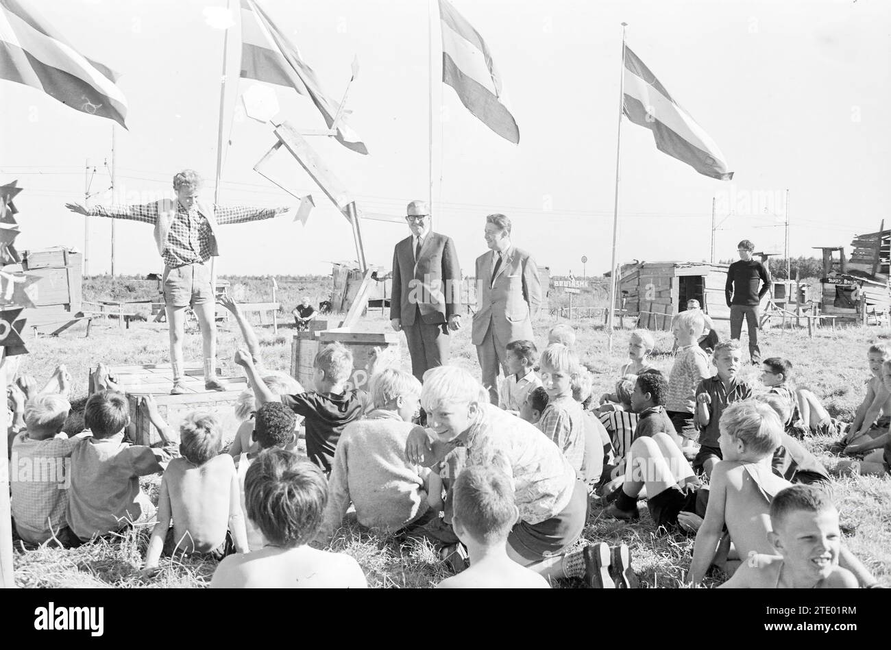 Gruppo di ragazzi sul campo giovanile, Whizgle News from the Past, su misura per il futuro. Esplora le narrazioni storiche, l'immagine dell'agenzia olandese olandese con una prospettiva moderna, colmando il divario tra gli eventi di ieri e quelli di domani. Un viaggio senza tempo che delinea le storie che plasmano il nostro futuro. Foto Stock Gruppo di ragazzi sul campo giovanile, Whizgle News from the Past, su misura per il futuro. Esplora le narrazioni storiche, l'immagine dell'agenzia olandese olandese con una prospettiva moderna, colmando il divario tra gli eventi di ieri e quelli di domani. Un viaggio senza tempo che delinea le storie che plasmano il nostro futuro. Foto Stock