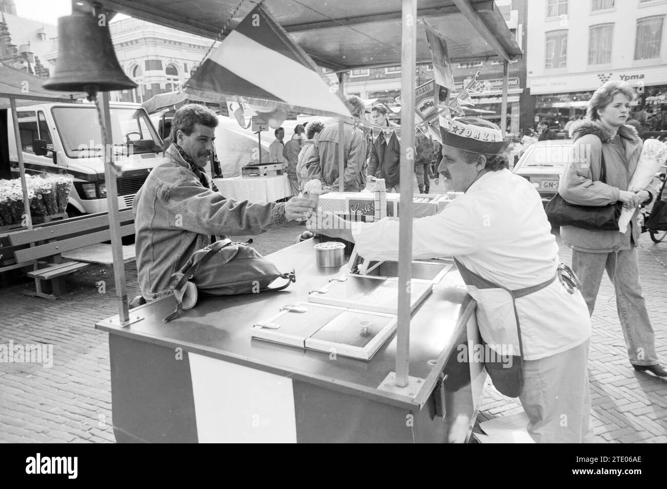 Gelateria Grote Markt, gelateria, pista di pattinaggio, hockey su ghiaccio, Haarlem, Grote Markt, Paesi Bassi, 24-02-1990, Whizgle News from the Past, su misura per il futuro. Esplora le narrazioni storiche, l'immagine dell'agenzia olandese olandese con una prospettiva moderna, colmando il divario tra gli eventi di ieri e quelli di domani. Un viaggio senza tempo che delinea le storie che plasmano il nostro futuro. Foto Stock