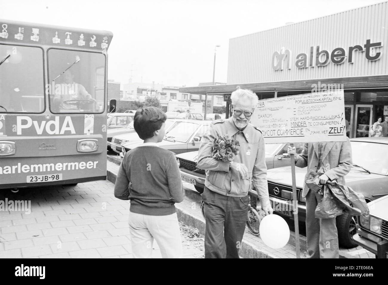 P.v.d.A. Parade, Haarlem, Labor Party, PVDA, Haarlem, Paesi Bassi, 04-09-1982, Whizgle News from the Past, su misura per il futuro. Esplora le narrazioni storiche, l'immagine dell'agenzia olandese olandese con una prospettiva moderna, colmando il divario tra gli eventi di ieri e quelli di domani. Un viaggio senza tempo che delinea le storie che plasmano il nostro futuro. Foto Stock