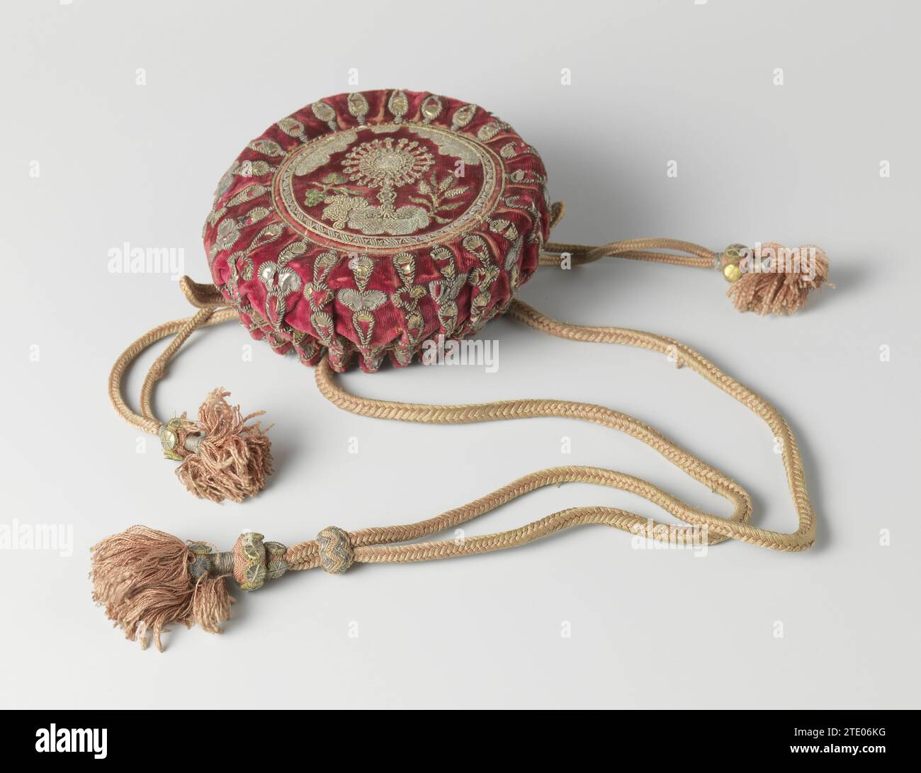Velluto Speelbeurs van Wijnrood, ricamato in filo d'argento e seta verde con lamina d'oro e d'argento, con una mostruosità tra rose d'uva e angolo, anonimo, c. 1680 - c. 1720 velluto Speelbeurs van Wijnrood, ricamato in filo d'argento e seta verde con lamina d'oro e d'argento, con un monstrance tra uva e angolo. Modello: Fondo arrotondato piatto intorno al quale un bordo ondulato rialzato ha fori, che disegna un cordone di seta intrecciata rossa - che termina con un animale domestico con filo d'argento e seta rossa con fette d'argento rotonde e una spazzola - viene tirato. Su entrambi i lati un anello di lato rosso intrecciato per fertilizzare la Foto Stock