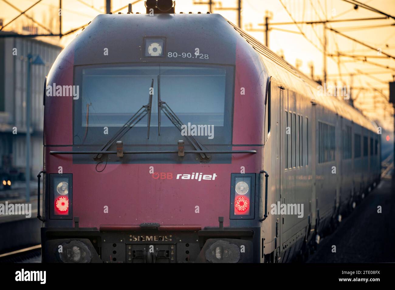 Wels, Österreich. 19) Dezember 2023. Railjet Fernverkehrszug der Österreichischen Bundesbahnen am Welser Hauptbahnhof *** Wels, Austria 19 dicembre 2023 treno a lunga distanza Railjet delle Ferrovie federali austriache alla stazione centrale di Wels Foto Stock