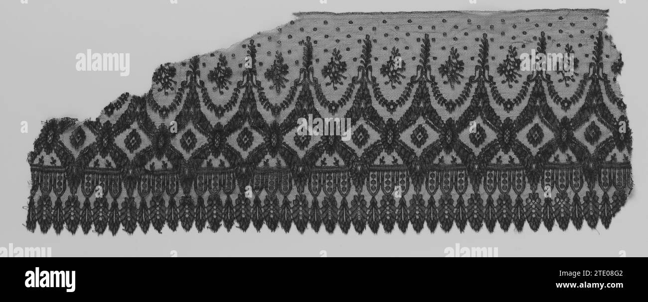 Striscia di lato macchina nero con cartigli a diamante, anonimo, c. 1880 - c. 1899 Striscia di lato macchina nero: Lato Chantilly Machinal. Il modello ripetitivo e quasi simmetrico consiste leggermente al di sotto della linea centrale della striscia di una successione di cartigli a forma di diamante. Ogni finestra è coronata da una stretta parte superiore a forma di molla su C-Voluten. Tra le finestre c'è una ghirlanda di foglie con un fiore di rosetta e un ramo di rosa sciolto sopra di essa e moesjes. Nella parte inferiore scorre dietro i finestrini lungo una carreggiata orizzontale dritta. Ci sono tre semiovali con perdite più lunghe con punti in t Foto Stock