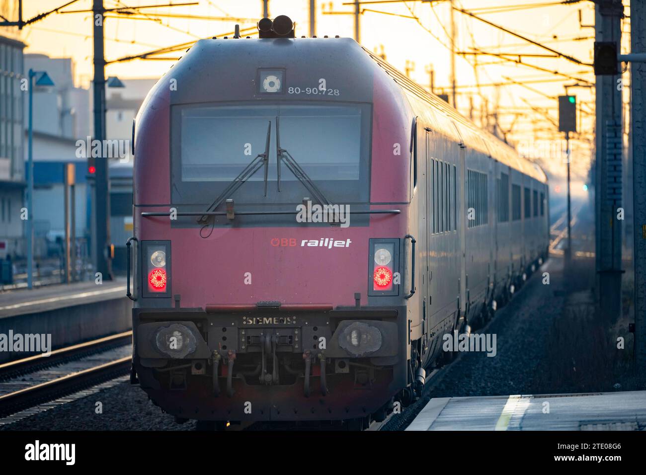 Wels, Österreich. 19) Dezember 2023. Railjet Fernverkehrszug der Österreichischen Bundesbahnen am Welser Hauptbahnhof *** Wels, Austria 19 dicembre 2023 treno a lunga distanza Railjet delle Ferrovie federali austriache alla stazione centrale di Wels Foto Stock