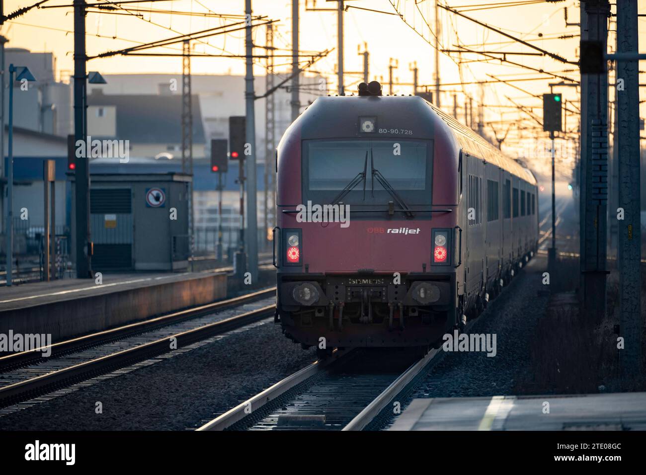 Wels, Österreich. 19) Dezember 2023. Railjet Fernverkehrszug der Österreichischen Bundesbahnen am Welser Hauptbahnhof *** Wels, Austria 19 dicembre 2023 treno a lunga distanza Railjet delle Ferrovie federali austriache alla stazione centrale di Wels Foto Stock