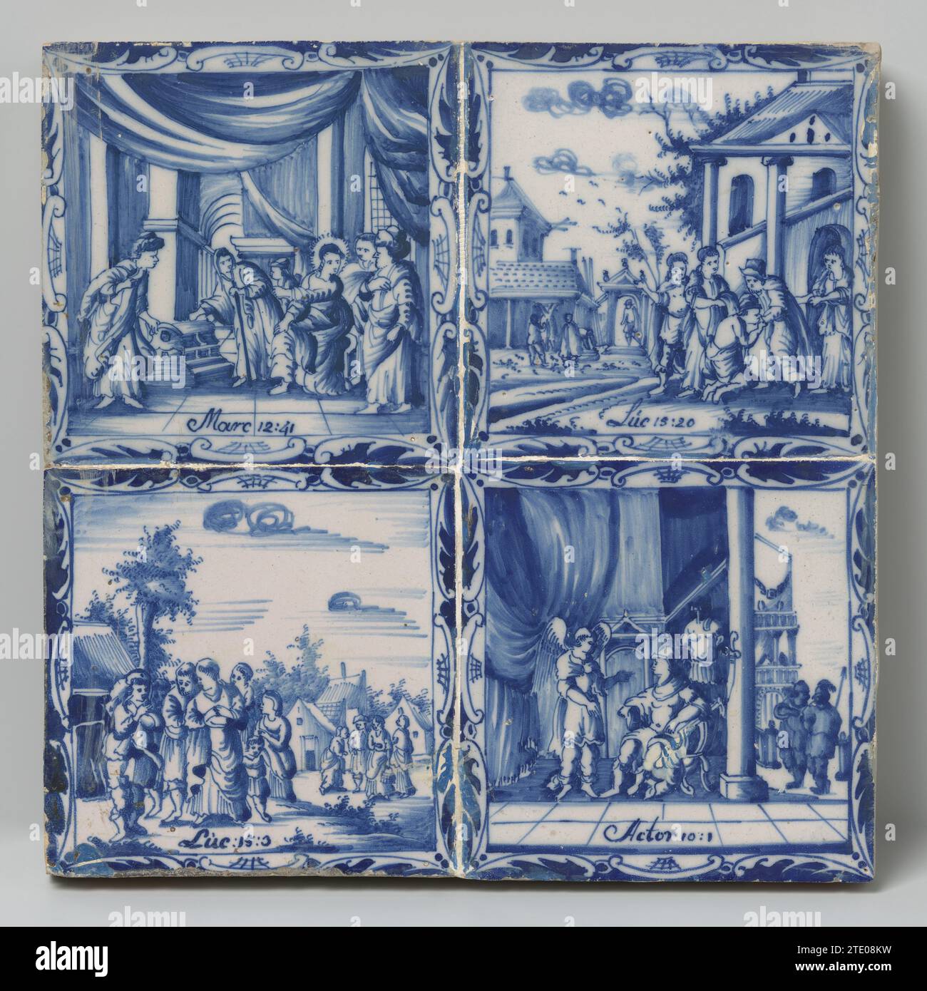 Piastrella con il figlio perduto, Anonimo, 1740 - 1780 piastrella con uno spettacolo biblico dipinto di blu, il figlio perduto con l'iscrizione: Luc 15:20. Lo spettacolo è incorniciato da foglie e volute. Questa tessera fa parte di un campo di 2 x 2 tessere insieme a BK-15579, 15580 e 15582. Terracotta olandese. Piastrella in maiolica con smalto di stagno con uno spettacolo biblico dipinto di blu, il figlio perduto con l'iscrizione: Luc 15:20. Lo spettacolo è incorniciato da foglie e volute. Questa tessera fa parte di un campo di 2 x 2 tessere insieme a BK-15579, 15580 e 15582. Terracotta olandese. glassa in maiolica di stagno Foto Stock