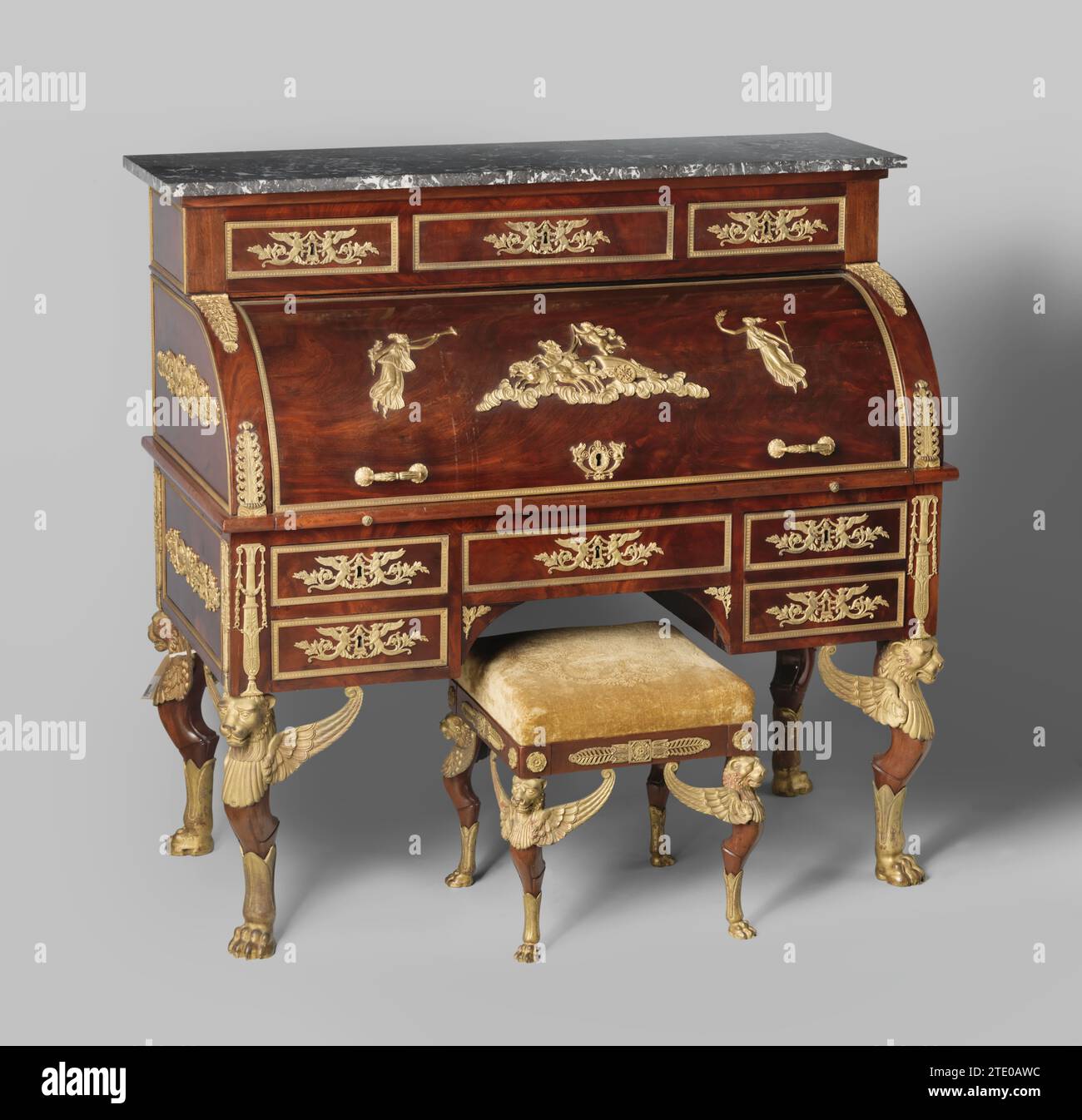 Scrivania e taboeret di quercia e pino, incollati con mogano e decorati con pastella di bronzo dorato, Jacob (produttore di mobili), 1836 - 1847 Bureau e taboeret di quercia e pino, incollati con mogano e decorati con pastella di bronzo dorato. Legno di Parigi (materiale vegetale). quercia (legno). pino (legno). mogano (legno). bronzo (metallo). pelle. marmo (roccia). faggio (legno). velluto (tessuto) dorato Bureau e taboeret di quercia e pino, incollati con mogano e decorati con pastella di bronzo dorato. Legno di Parigi (materiale vegetale). quercia (legno). pino (legno). mogano (legno). bronzo (metallo). pelle. marmo (roc Foto Stock