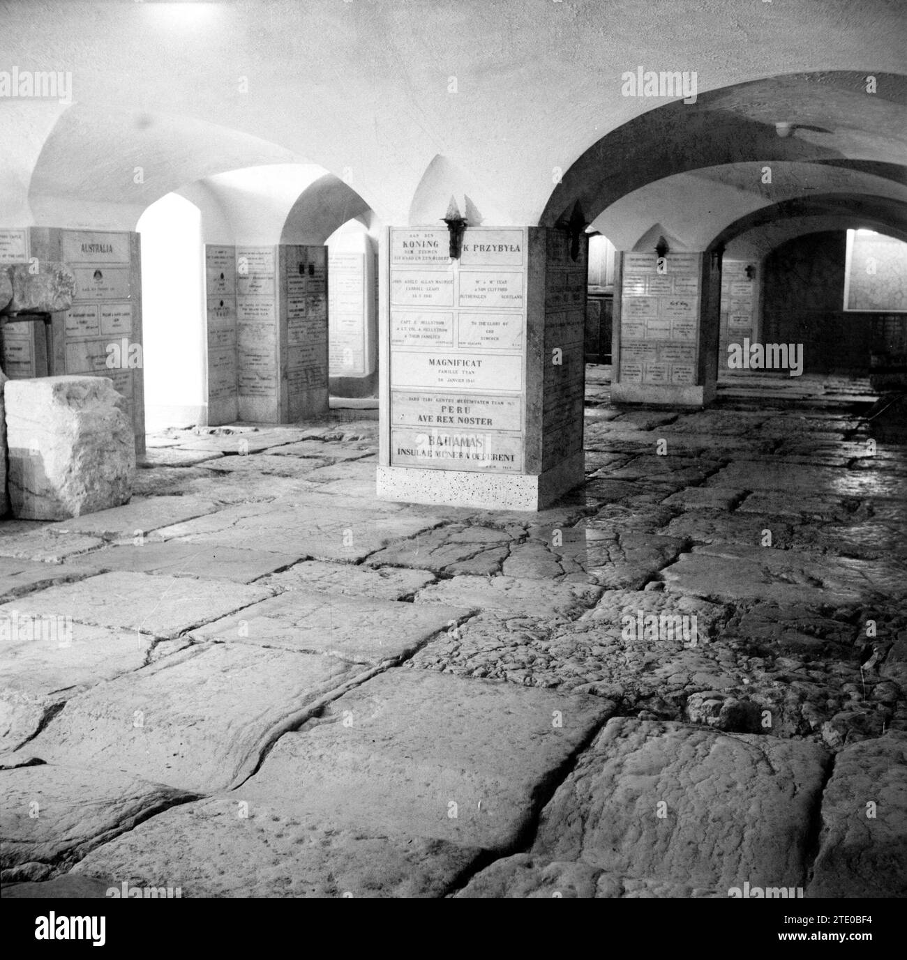 Cantina Lithostrotos contenente la pavimentazione originale che avrebbe coperto la "via dolorosa" al tempo della crocifissione di Gesù. Seconda stazione circa 1950-1955 Foto Stock