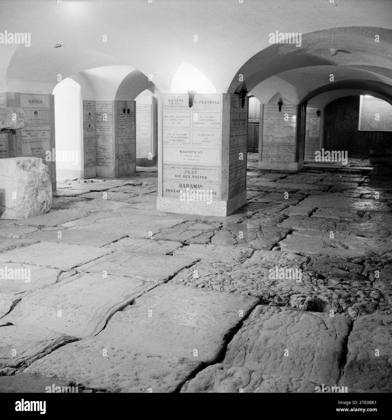 Cantina Lithostrotos contenente la pavimentazione originale che avrebbe coperto la "via dolorosa" al tempo della crocifissione di Gesù. Seconda stazione circa 1950-1955 Foto Stock