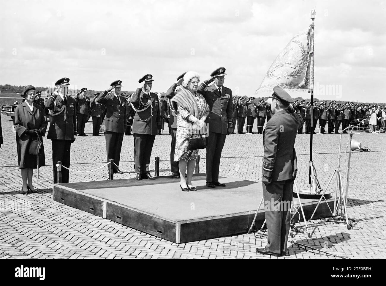 Presentazione dello striscione alla Royal Air Force da parte di H.M. The Queen alla base aerea di Soesterberg, Air Force and ALARM, 19-05-1965, Whizgle News from the Past, su misura per il futuro. Esplora le narrazioni storiche, l'immagine dell'agenzia olandese olandese con una prospettiva moderna, colmando il divario tra gli eventi di ieri e quelli di domani. Un viaggio senza tempo che delinea le storie che plasmano il nostro futuro. Foto Stock
