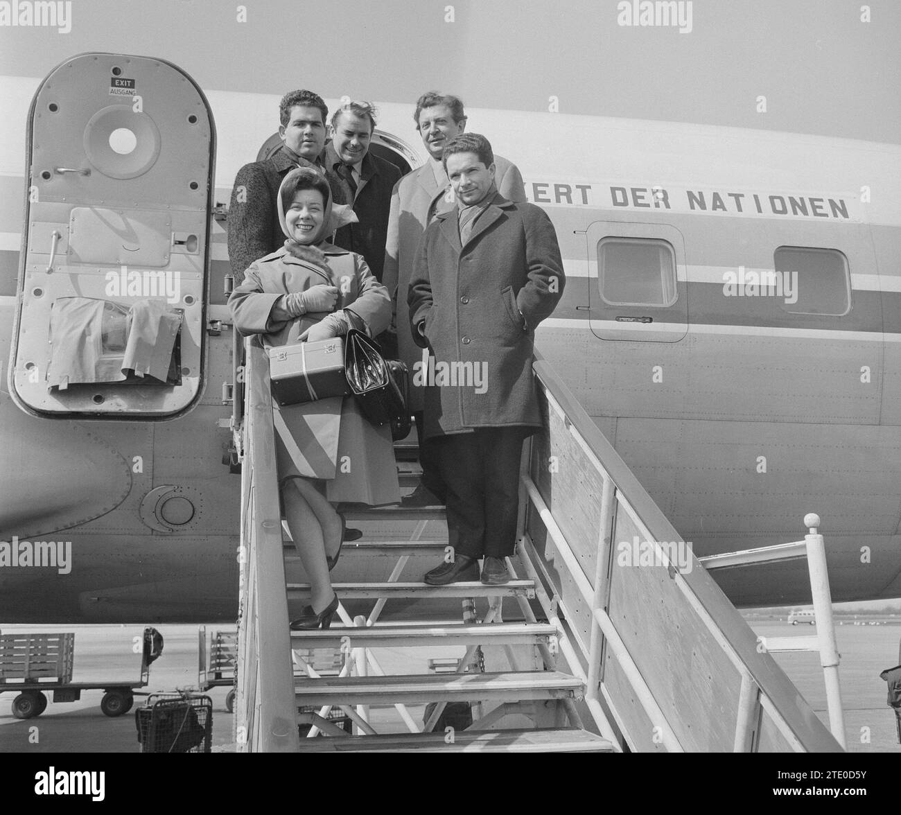 Arrivo a Schiphol di artisti che partecipano al "Concerto delle Nazioni" CA. 10 aprile 1964 Foto Stock