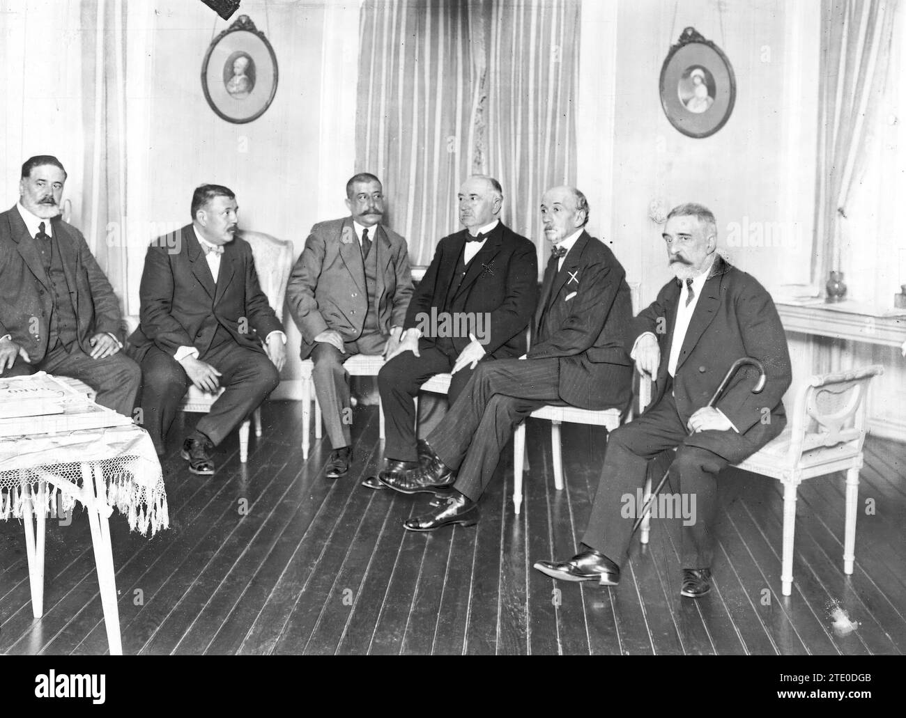 08/27/1914. La questione dei Cinematografi. Il presidente del Consiglio, il Sig. Dato (X), con il presidente della società degli autori, Sig. Ramos Carrión e la commissione degli imprenditori di teatro e cinema che lo hanno visitato ieri mattina a casa sua. Crediti: Album / Archivo ABC / José Zegri Foto Stock