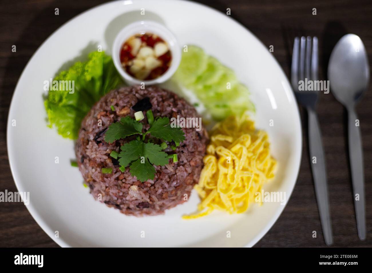 Riso fritto con olive cinesi e maiale macinato. Riso fritto alle olive nere con maiale. Cucina asiatica. Foto Stock