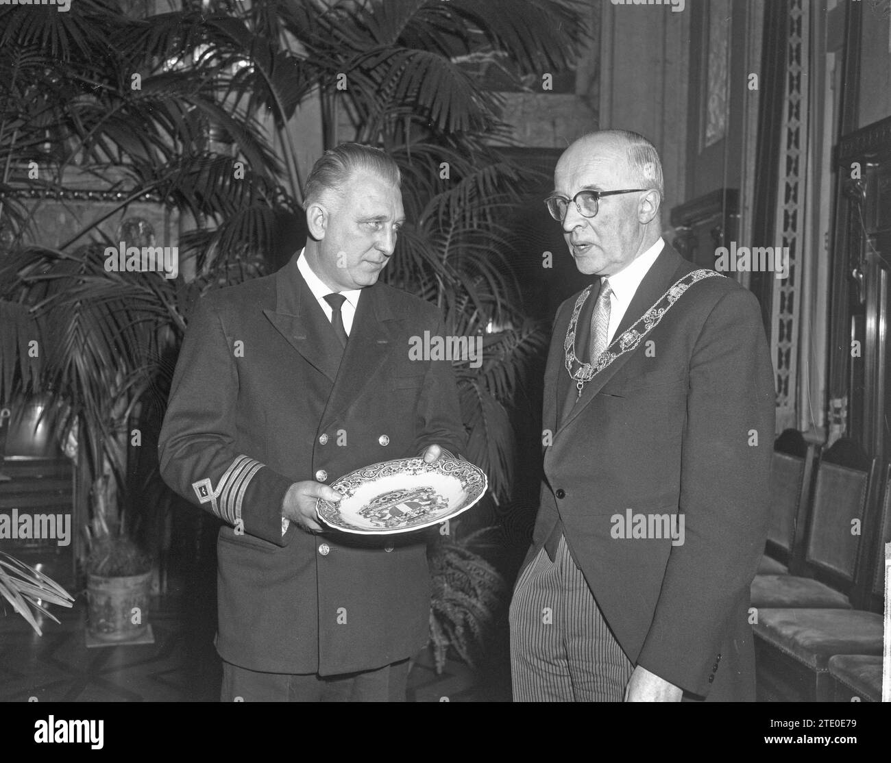 Capitano della 25.000esima nave ricevuta al municipio di Rotterdam, capitano e sindaco Van Walsum CA. 26 dicembre 1962 Foto Stock