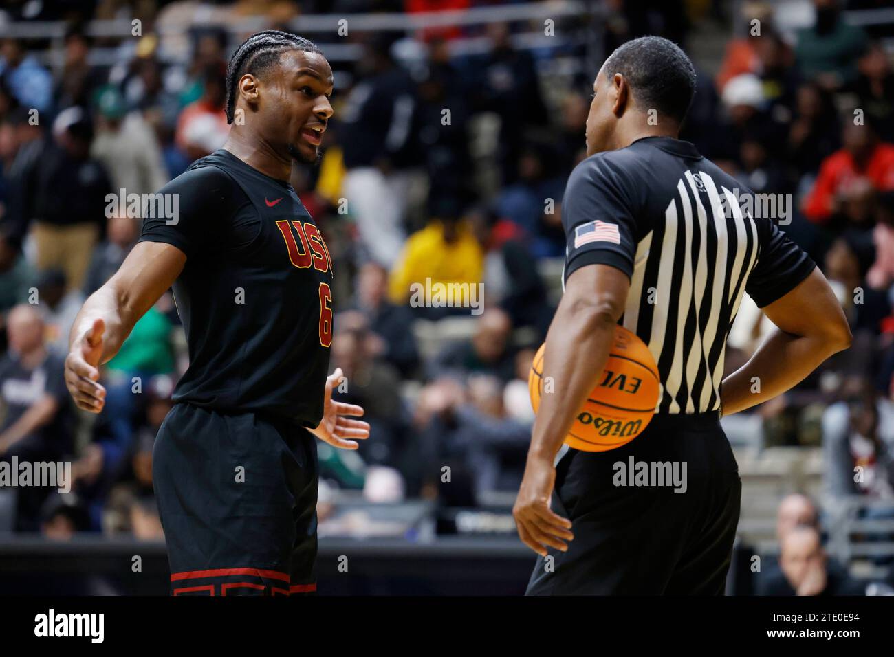 MONTGOMERY, ALABAMA - 19 DICEMBRE: La guardia dei Southern California Trojans Bronny James (6) litiga con un arbitro durante una partita di basket al college contro gli Alabama State Hornets il 19 dicembre 2023 a Dunn-Oliver Acadome a Montgomery, Alabama. (Foto di Joe Robbins/immagine di Sport) Foto Stock