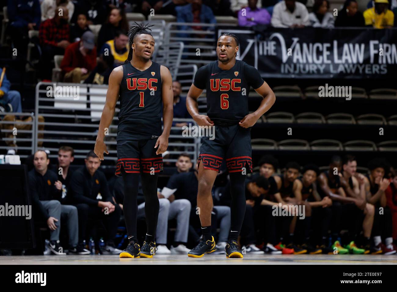MONTGOMERY, ALABAMA - 19 DICEMBRE: I Trojan della California meridionale guardano Bronny James (6) e guardano Isaiah Collier (1) durante una partita di basket al college contro gli Alabama State Hornets il 19 dicembre 2023 a Dunn-Oliver Acadome a Montgomery, Alabama. (Foto di Joe Robbins/immagine di Sport) Foto Stock