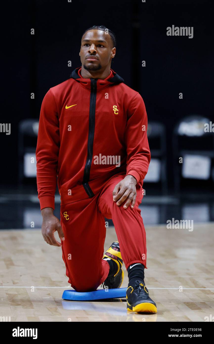 MONTGOMERY, ALABAMA - 19 DICEMBRE: Bronny James (6) guardia dei Trojans della California meridionale guarda prima di una partita di basket al college contro gli Alabama State Hornets il 19 dicembre 2023 a Dunn-Oliver Acadome a Montgomery, Alabama. (Foto di Joe Robbins/immagine di Sport) Foto Stock