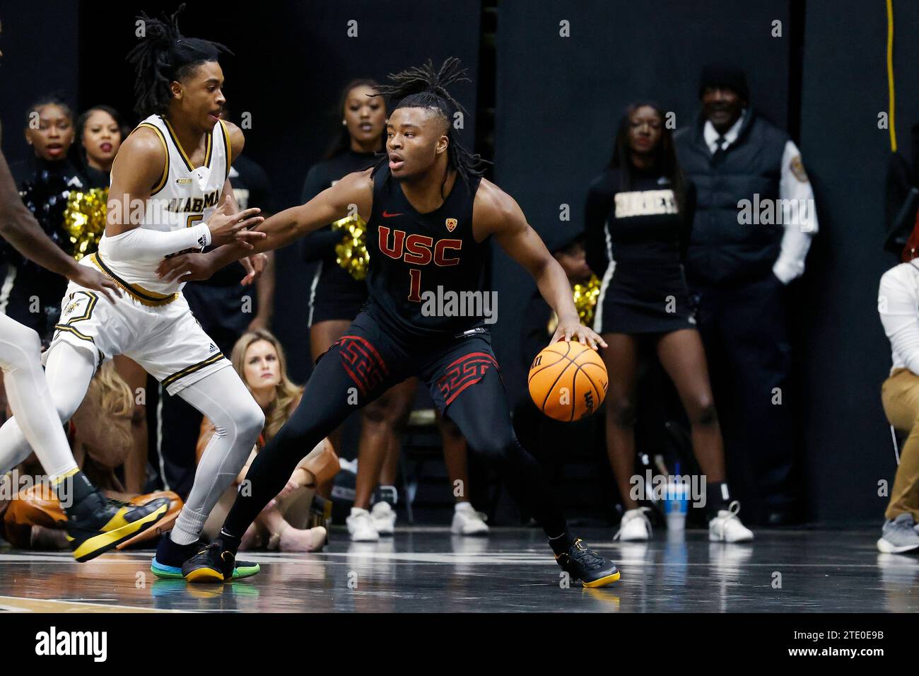 MONTGOMERY, ALABAMA - 19 DICEMBRE: La guardia dei Troiani della California meridionale Isaiah Collier (1) gestisce la palla durante una partita di basket al college contro gli Alabama State Hornets il 19 dicembre 2023 a Dunn-Oliver Acadome a Montgomery, Alabama. (Foto di Joe Robbins/immagine di Sport) Foto Stock