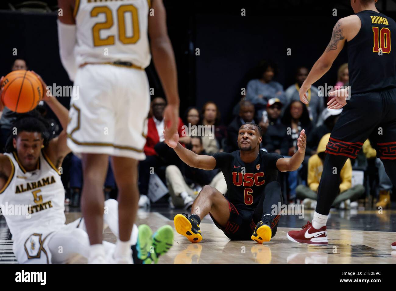 MONTGOMERY, ALABAMA - 19 DICEMBRE: Bronny James (6) guardia dei Troiani della California meridionale reagisce dopo un fallo durante una partita di basket al college contro gli Alabama State Hornets il 19 dicembre 2023 a Dunn-Oliver Acadome a Montgomery, Alabama. (Foto di Joe Robbins/immagine di Sport) Foto Stock
