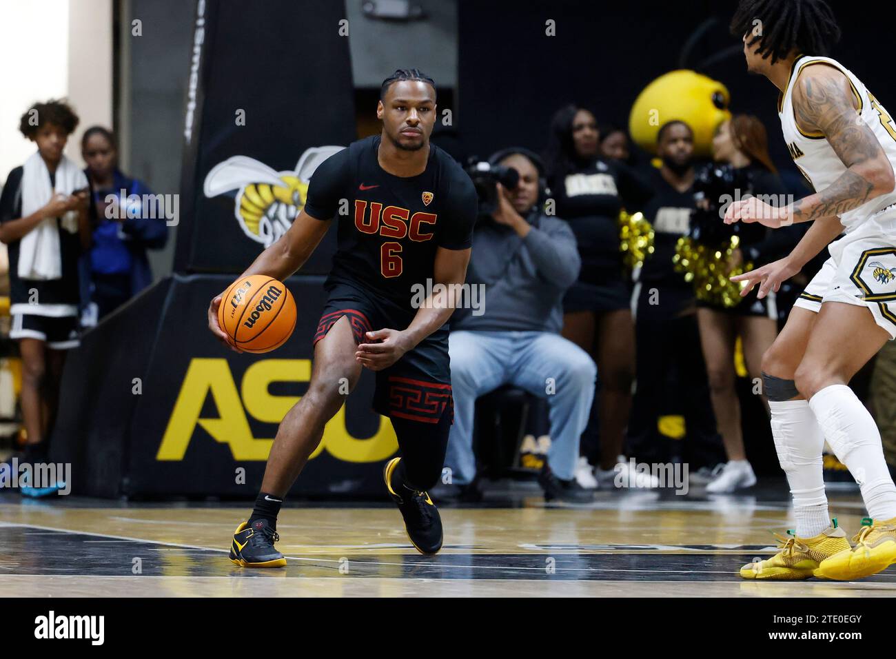 MONTGOMERY, ALABAMA - 19 DICEMBRE: Bronny James (6) fa salire la palla durante una partita di basket al college contro gli Alabama State Hornets il 19 dicembre 2023 a Dunn-Oliver Acadome a Montgomery, Alabama. (Foto di Joe Robbins/immagine di Sport) Foto Stock