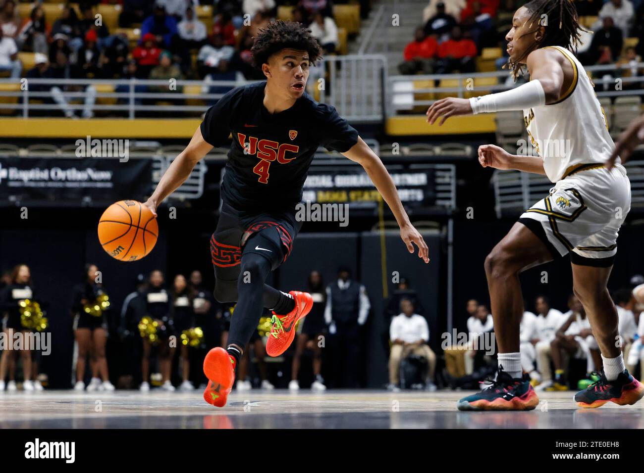 MONTGOMERY, ALABAMA - 19 DICEMBRE: La guardia dei Troiani della California meridionale Oziyah Sellers (4) gestisce la palla durante una partita di basket al college contro gli Alabama State Hornets il 19 dicembre 2023 a Dunn-Oliver Acadome a Montgomery, Alabama. (Foto di Joe Robbins/immagine di Sport) Foto Stock