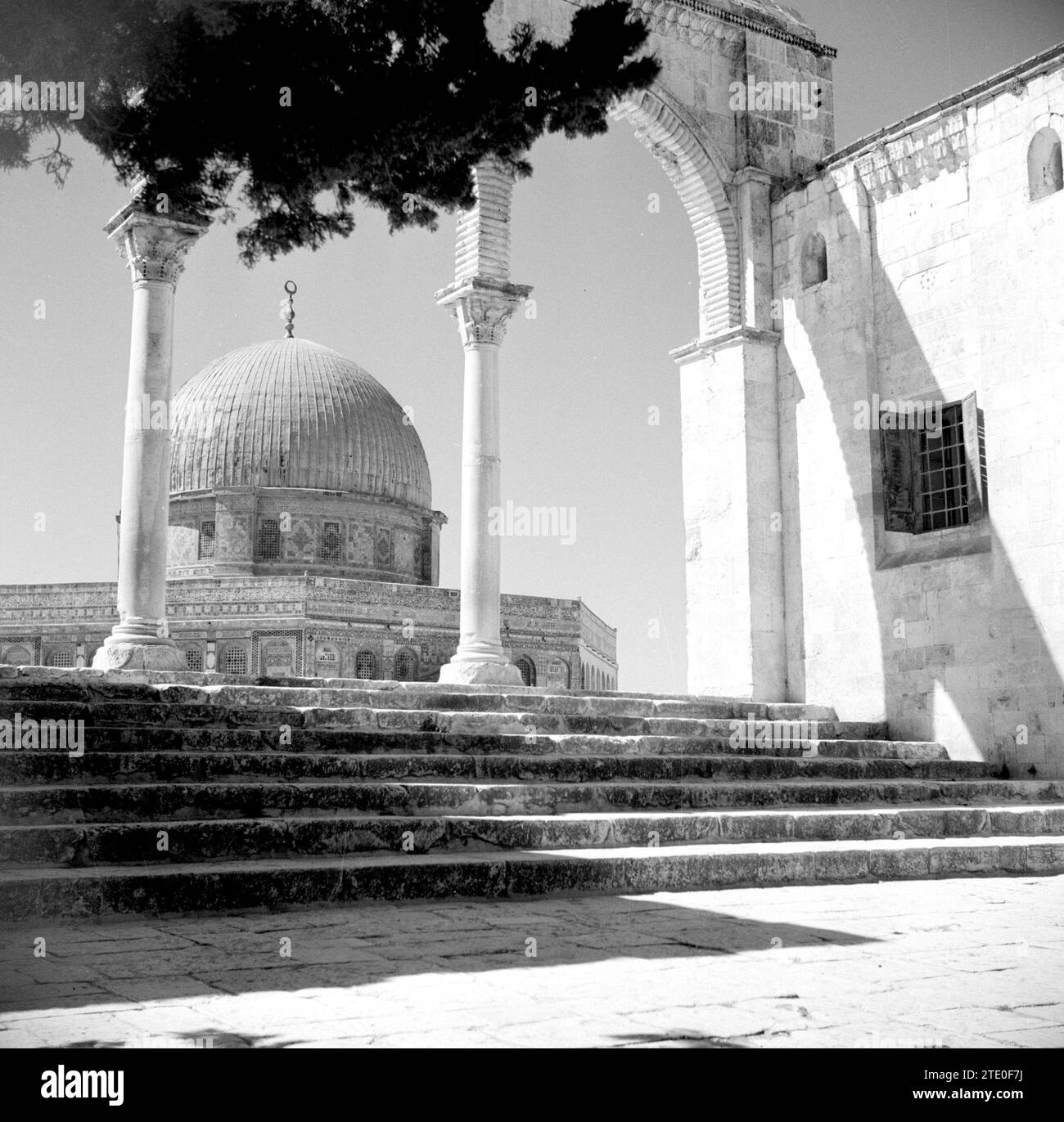 Al Haram esh-Sharif - Monte del Tempio. Uno dei portali che conducono alla piattaforma su cui è costruita la Cupola della roccia, ca. 1950-1955 Foto Stock