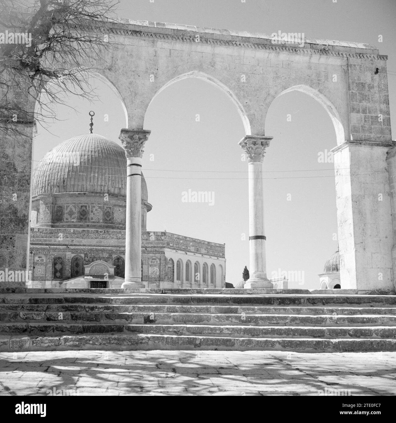 Al Haram esh-Sharif - Monte del Tempio. Uno dei portali che conducono alla piattaforma su cui è costruita la Cupola della roccia, ca. 1950-1955 Foto Stock