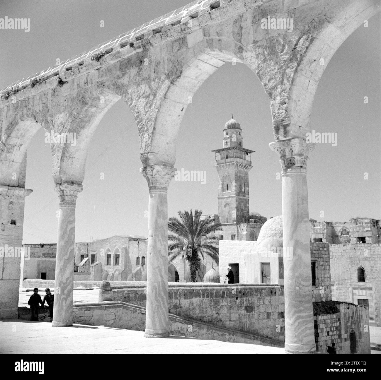 Al Haram esh-Sharif - Monte del Tempio. Uno dei portali della piattaforma della Cupola della roccia che si affaccia sugli edifici circostanti con un minareto di una moschea, ca. 1950-1955 Foto Stock