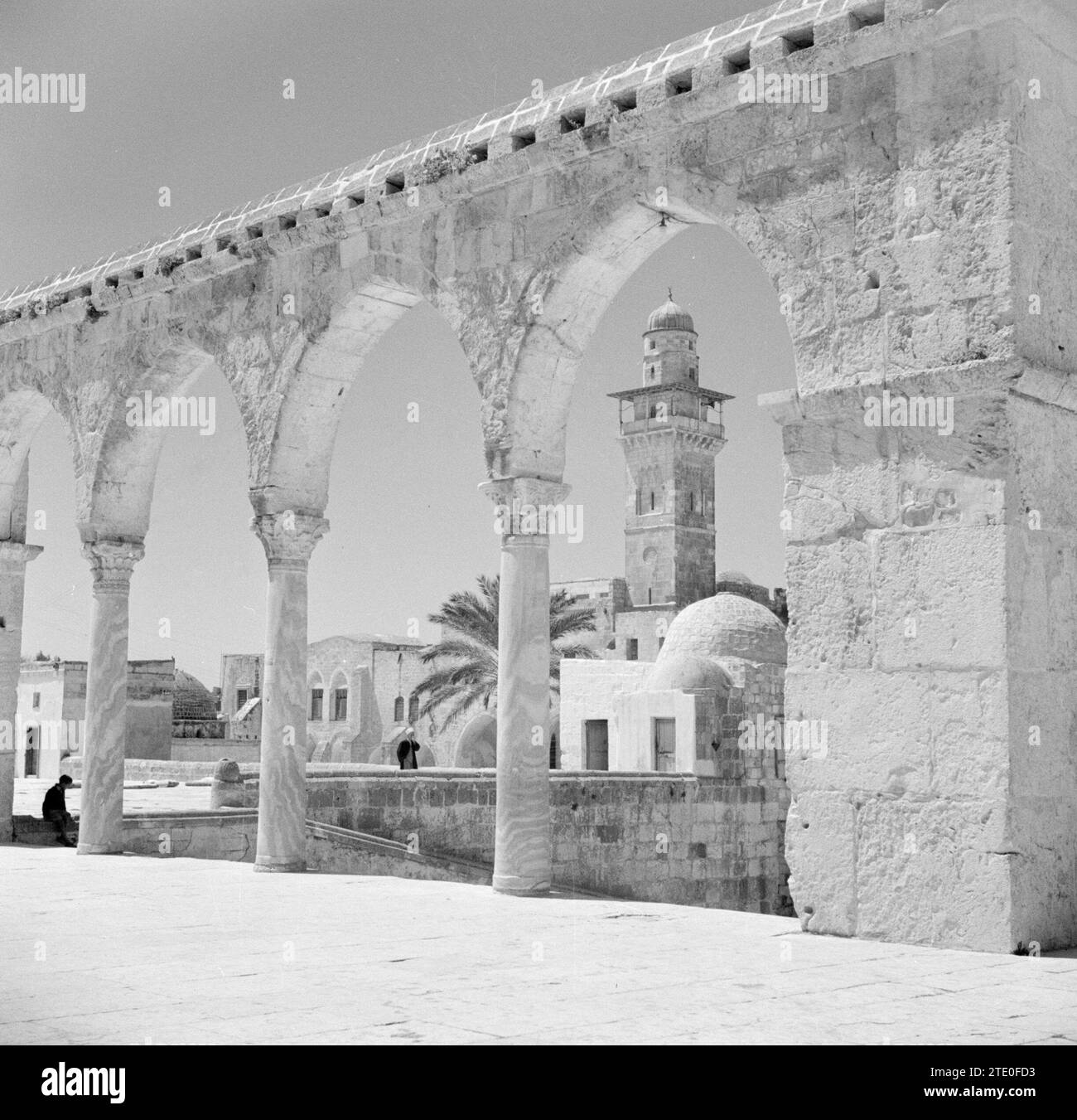 Al Haram esh-Sharif - Monte del Tempio. Uno dei portali della piattaforma della Cupola della roccia che si affaccia sugli edifici circostanti con un minareto di una moschea, ca. 1950-1955 Foto Stock
