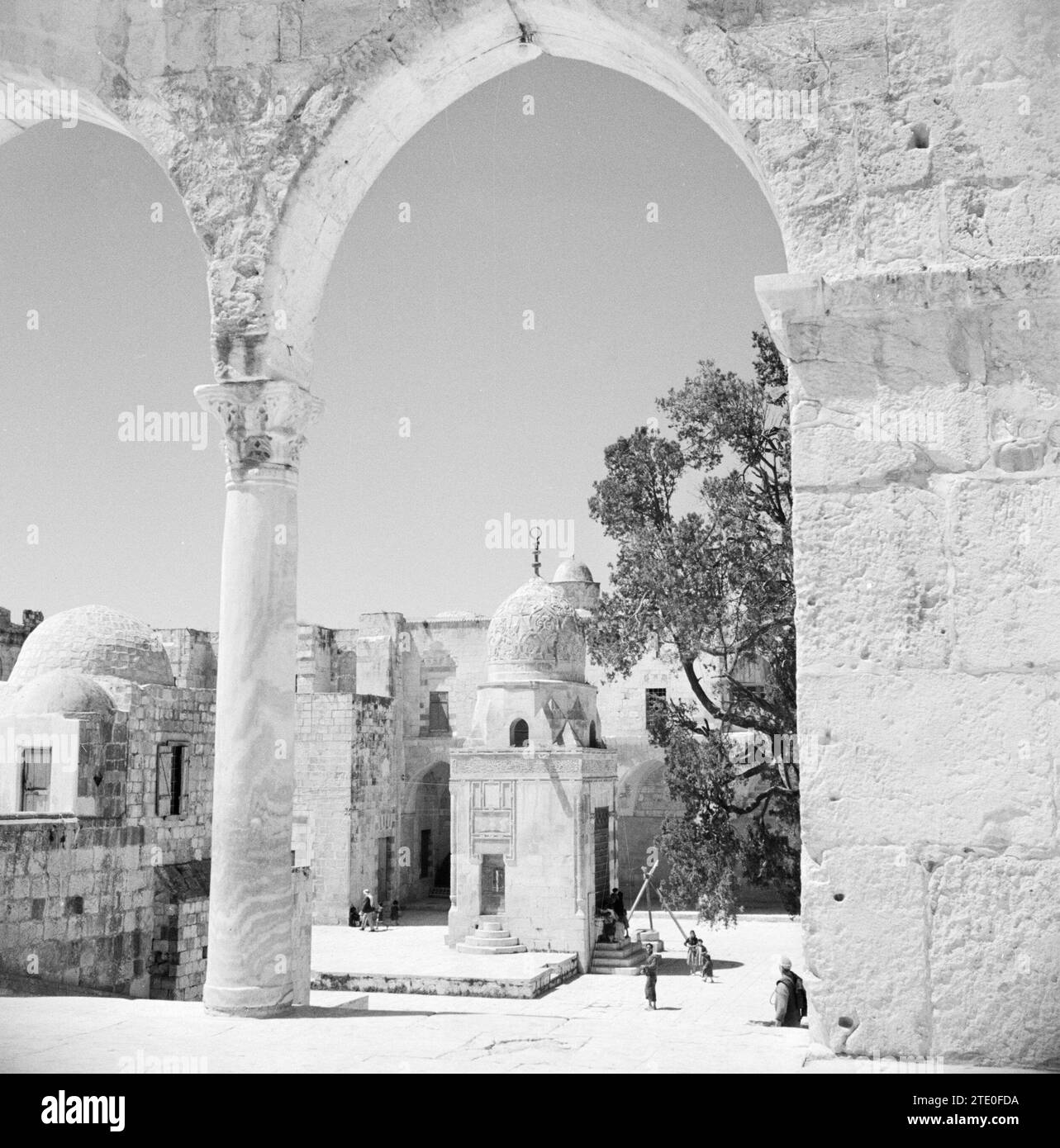 Al Haram esh-Sharif - Monte del Tempio. Uno dei portali della piattaforma della Cupola della roccia che si affaccia sugli edifici circostanti, ca. 1950-1955 Foto Stock