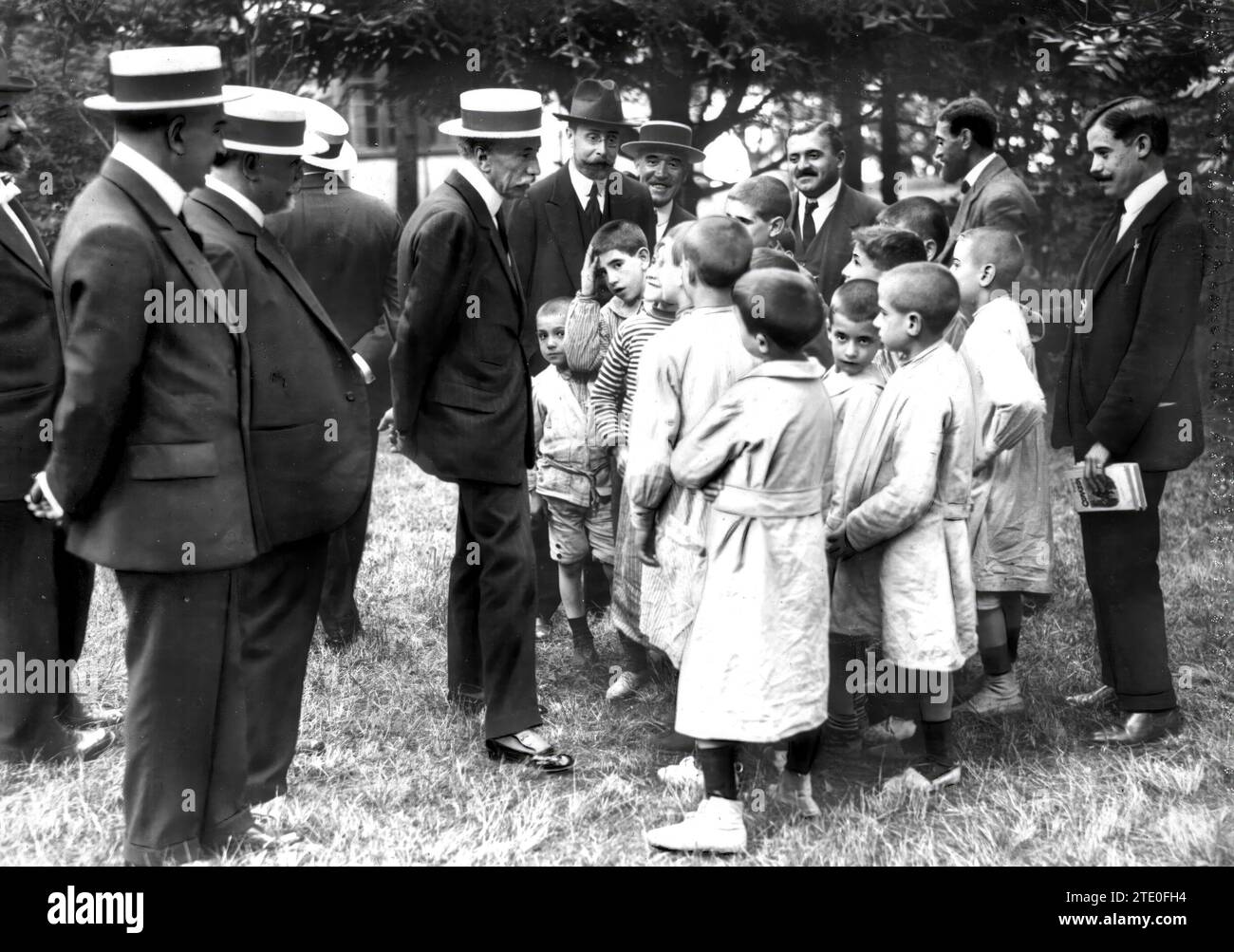 07/31/1915. Nel sanatorio Pedrosa (Santander). Il capo del governo, il signor dato (X), in visita ai bambini della colonia scolastica di Madrid. Crediti: Album / Archivo ABC / Ramón Alba Foto Stock