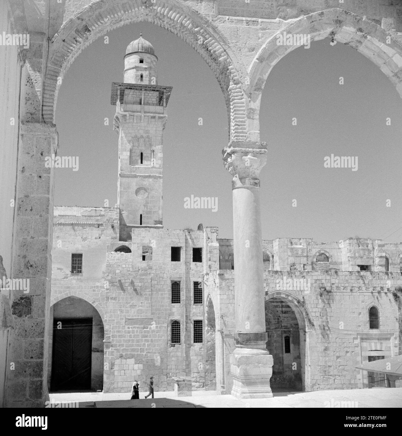 Al Haram esh-Sharif - Monte del Tempio. Uno dei portali della piattaforma della Cupola della roccia che si affaccia sugli edifici circostanti con un minareto di una moschea, ca. 1950-1955 Foto Stock