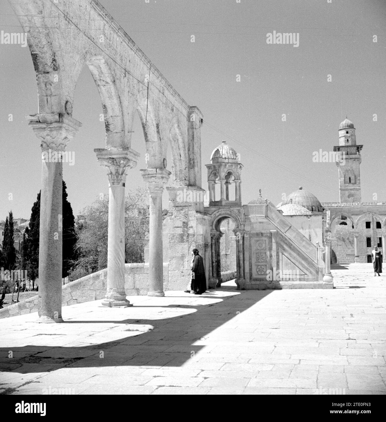 Al Haram esh-Sharif - Monte del Tempio. Piazza su cui è costruita la Cupola della roccia: minareto, mawazin, pulpito di Burhaneddin e porta ca. 1950-1955 Foto Stock