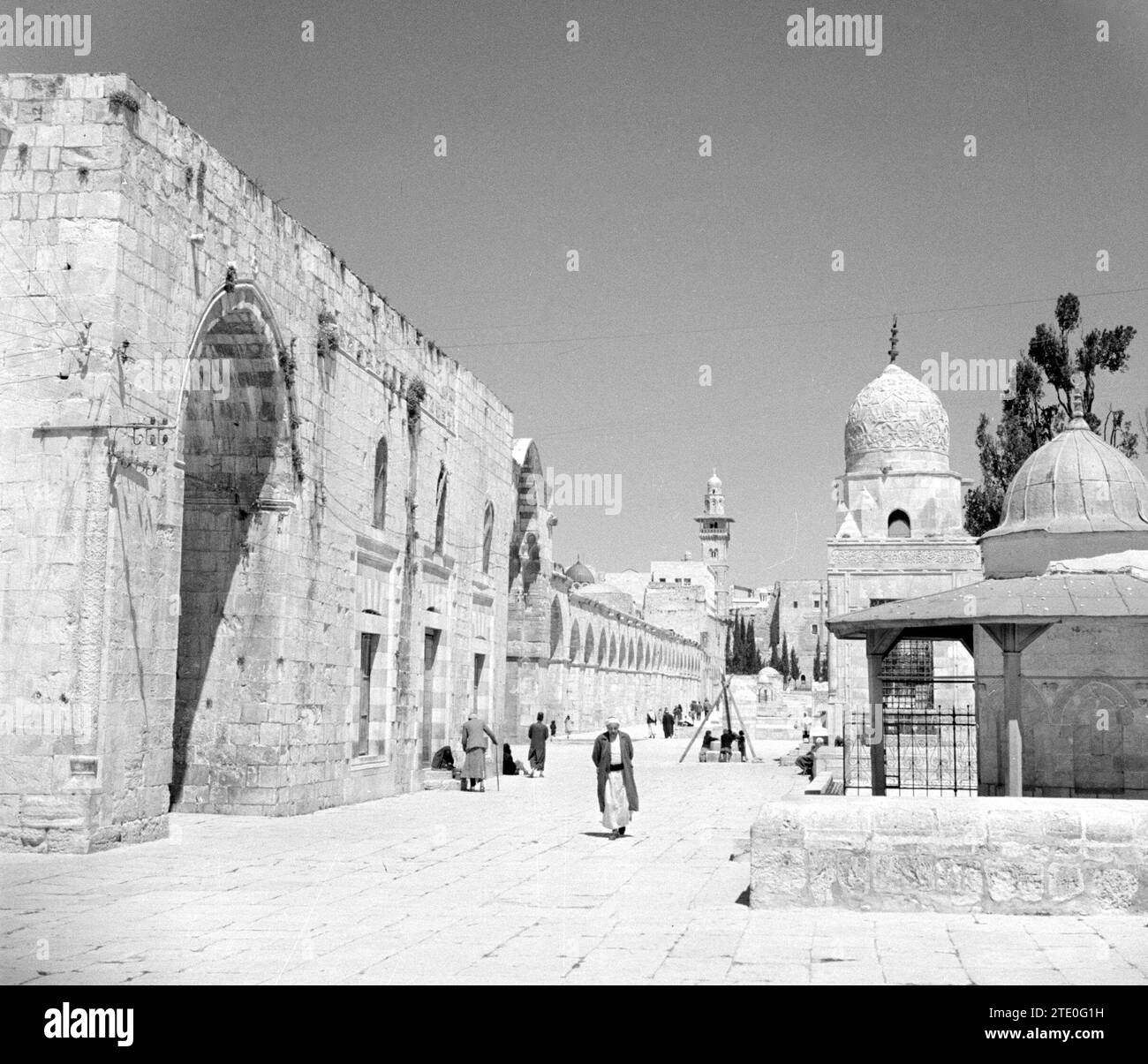 Al Haram esh-Sharif - Monte del Tempio. Minareto e diversi piccoli santuari nella piazza di fronte alla Cupola della roccia ca. 1950-1955 Foto Stock