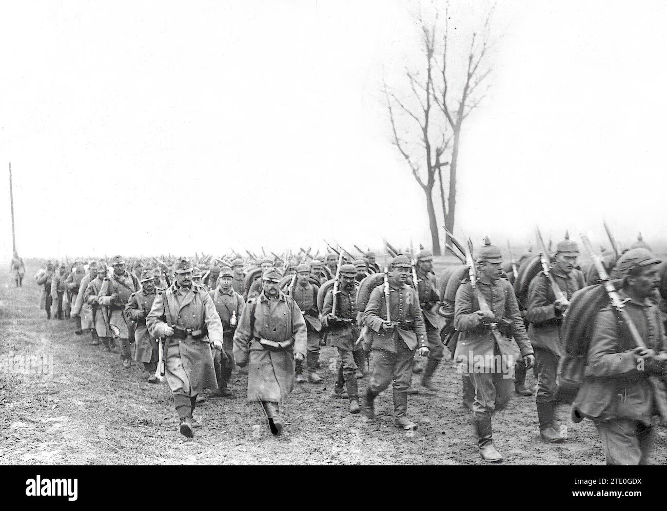 12/31/1914. La collaborazione austro-tedesca. A destra, soldati tedeschi, a sinistra, soldati austriaci, su una strada nel teatro orientale della guerra - foto Grohs. Crediti: Album / Archivo ABC / Louis Hugelmann Foto Stock