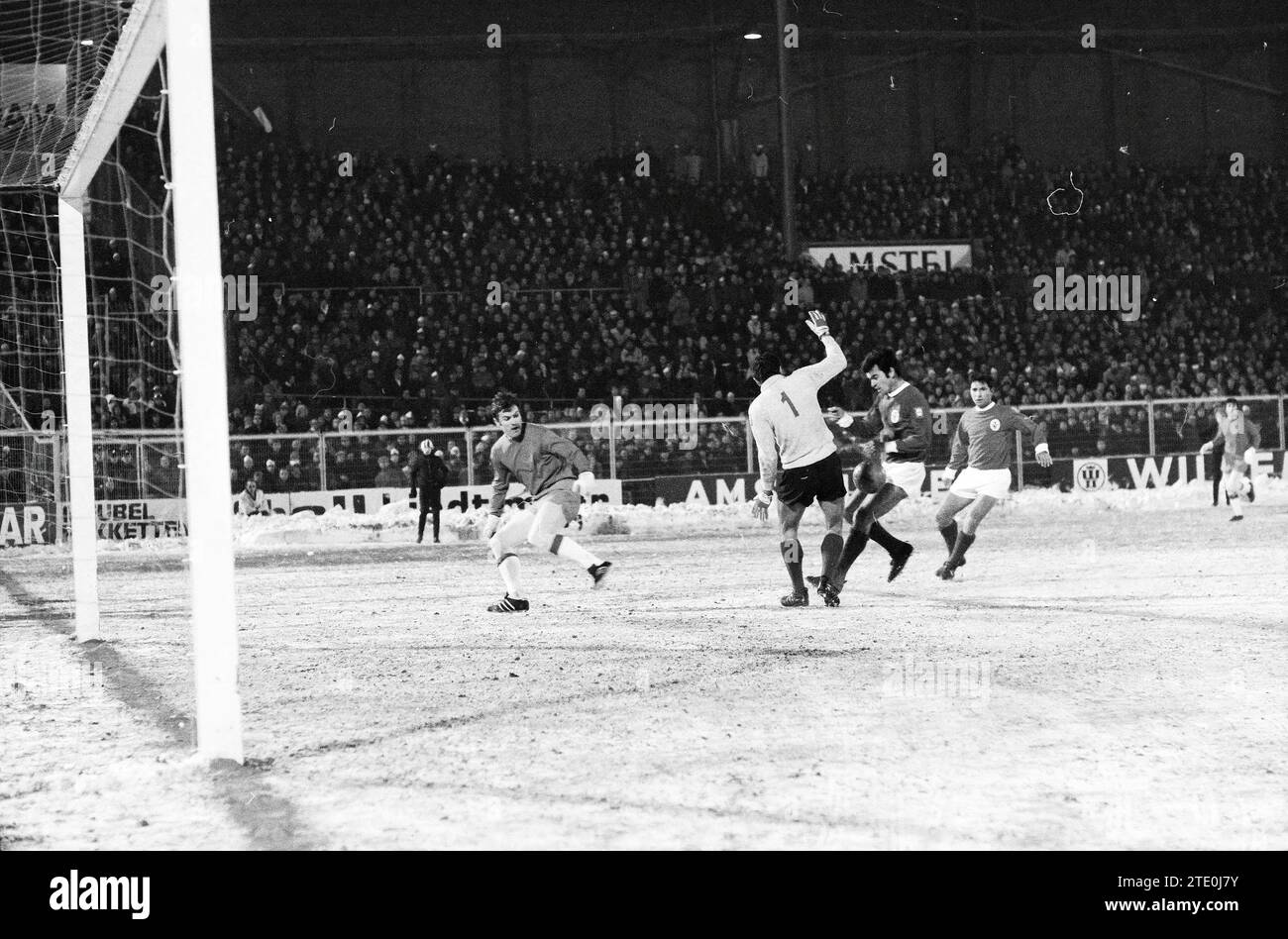 AJAX - Benfica, Football Ajax, 12-02-1969, Whizgle News from the Past, su misura per il futuro. Esplora le narrazioni storiche, l'immagine dell'agenzia olandese olandese con una prospettiva moderna, colmando il divario tra gli eventi di ieri e quelli di domani. Un viaggio senza tempo che delinea le storie che plasmano il nostro futuro. Foto Stock