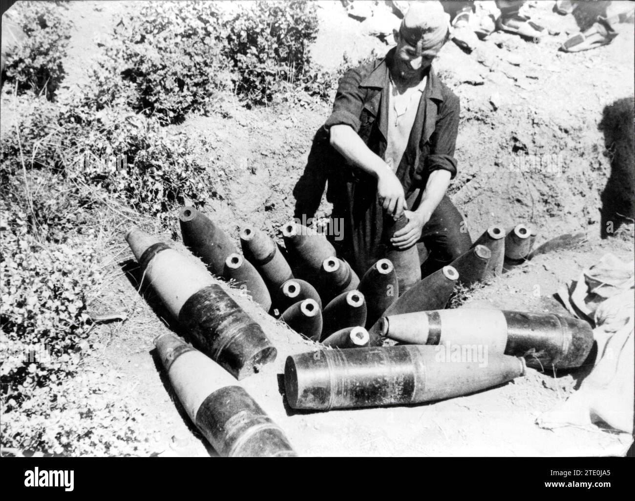 07/31/1936. Un artigliero repubblicano che posizionava Fuzes su Large Caliber Bullets. Crediti: Album / Archivo ABC / albero y Segovia Foto Stock