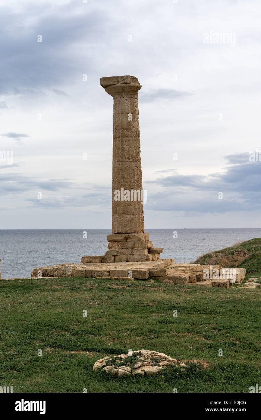 Capo colonna, Italia - 6 dicembre 2023: Colonna vrestante del Tempio di Hera Lacinia a Capo colonna Foto Stock