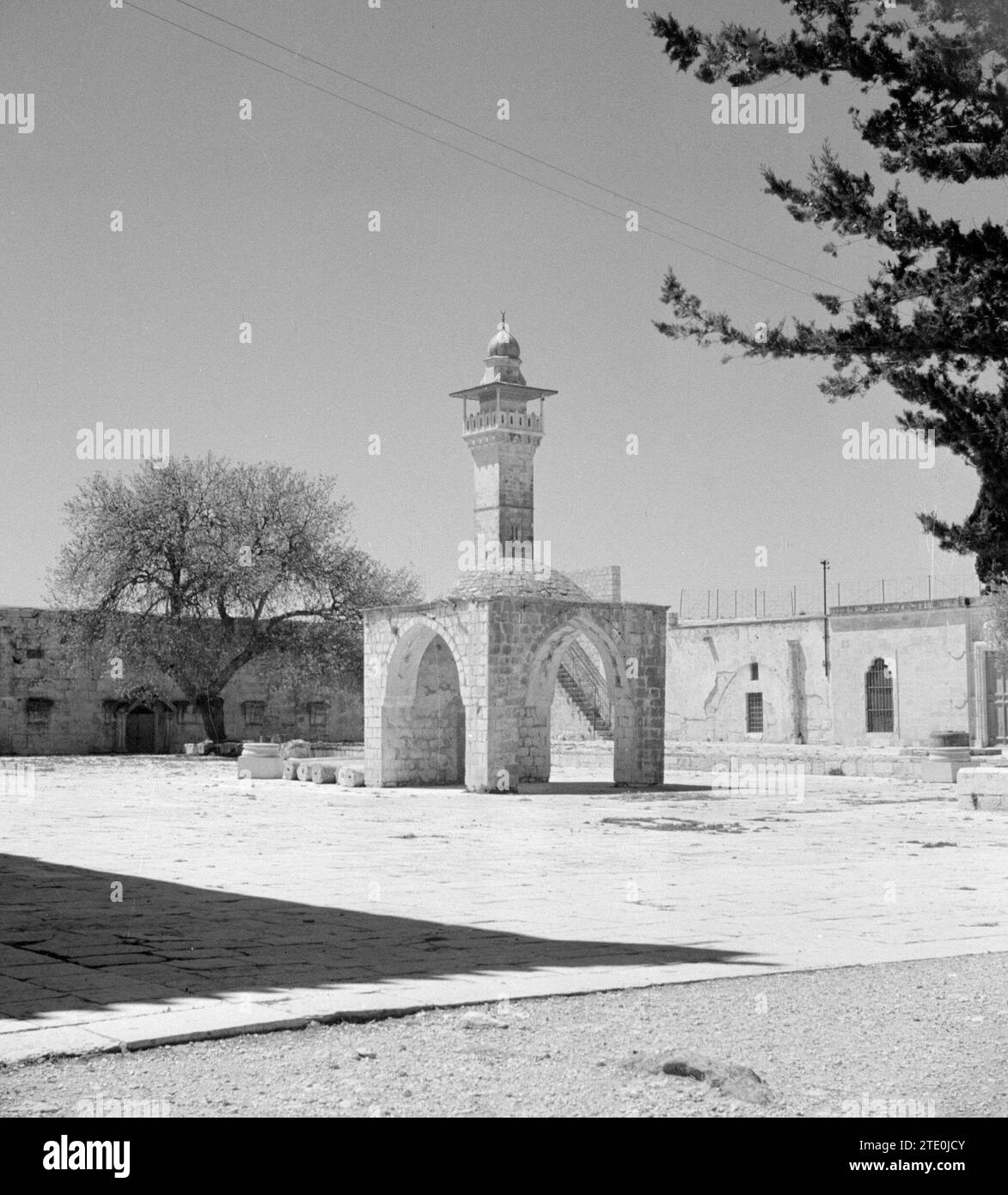 Al Haram esh-Sharif - Monte del Tempio. Minareto e un piccolo santuario ca. 1950-1955 Foto Stock