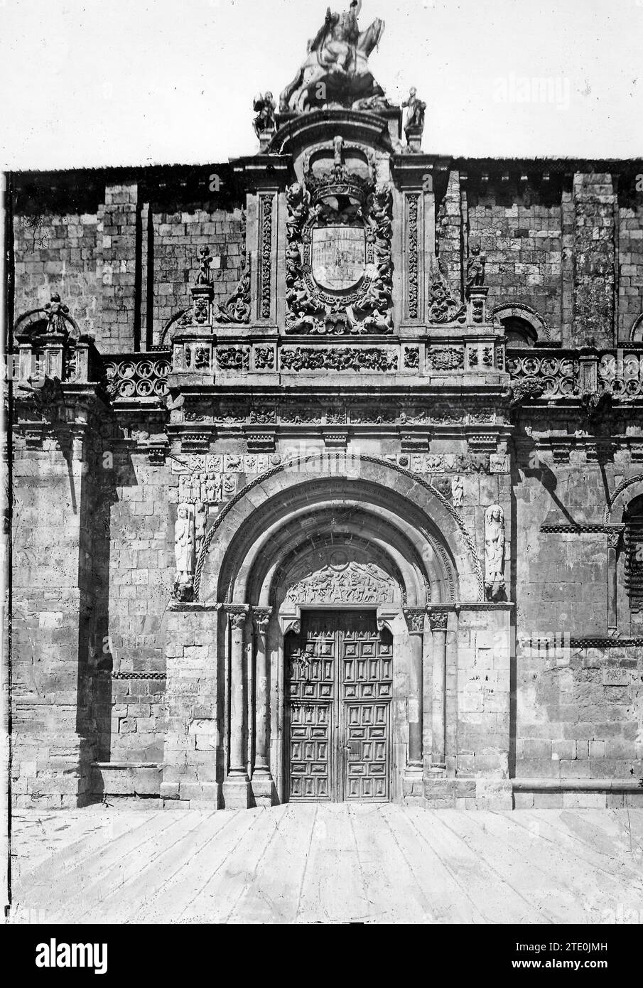 León, 1883 (CA.). Porta principale della Collegiata di San Isidoro. Questa è chiamata la porta dell'Agnello, poiché questo è il tema principale che appare sul timpano: L'Agnello mistico sostenuto dagli Angeli, il sacrificio di Isacco, Sara alla porta della tenda e Ismaele l'arciere che cavalca nel deserto. A sinistra si trova Sant'Isidoro, a destra San Pelayo e, completando il programma iconografico, ci sono Re Daid, cinque musicisti e i segni dello zodiaco. Sul retro della foto appare il timbro fotografico di Ruiz Vernacci (Madrid) e nella didascalia della foto, la data di Foto Stock