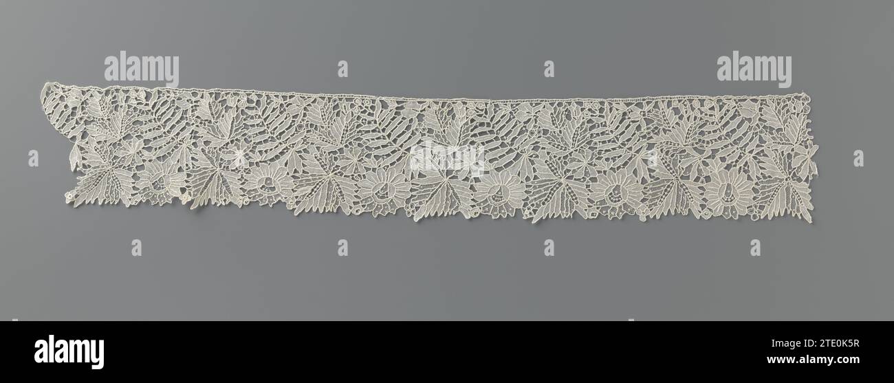 Striscia di lato ago con foglie incise, anonimo, c. 1900 Schema di camminata di foglie incise sopra una rosa e una tre foglie, che insieme formano la linea esterna con denti acuti. Barre a croce con bottone (terreno di lunghe barre a X con un ragno). Il Remplis è costituito da buchi a bottone e da un gazé a lunga distanza. Lato tedesco: 'Carlsbader Points'. Karlsbad (Germania) (forse) lino (materiale) motivo a piedi di foglie incise sopra una rosa e una tre foglie, che insieme formano la linea esterna con denti acuti. Barre a croce con bottone (terreno di lunghe barre a X con un ragno). Il Remp Foto Stock