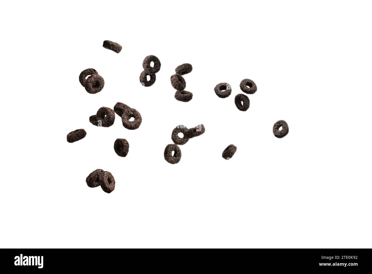 I cerali di cioccolato fuoriescono in una ciotola. Colazione. Isolato su sfondo bianco. Foto Stock