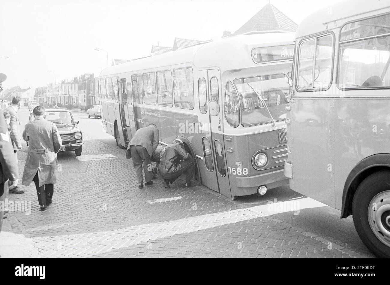 Autobus NACO con assale rotto, Naco, 10-04-1967, Whizgle News from the Past, su misura per il futuro. Esplora le narrazioni storiche, l'immagine dell'agenzia olandese olandese con una prospettiva moderna, colmando il divario tra gli eventi di ieri e quelli di domani. Un viaggio senza tempo che delinea le storie che plasmano il nostro futuro. Foto Stock