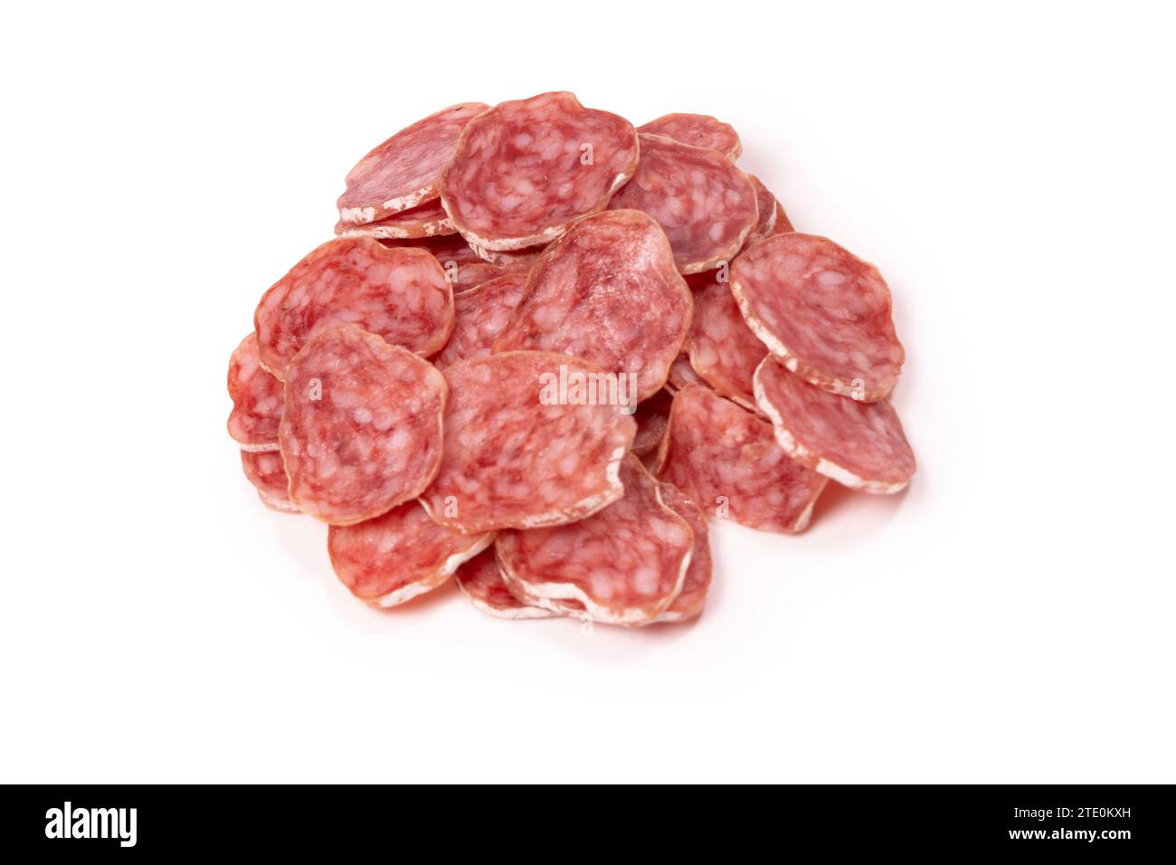 Gustose fette di salame isolate su sfondo bianco. Foto Stock